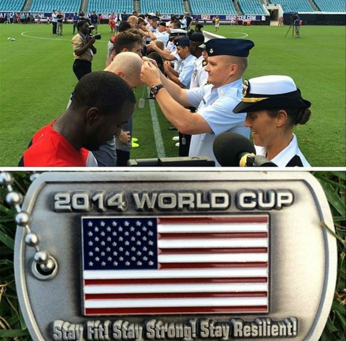 Jogadores dos Estados Unidos recebem medalhas das mãos de militares (Foto: Reprodução/Instagram)