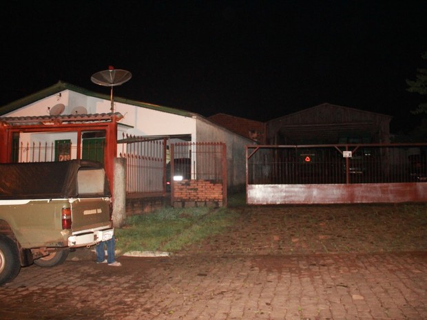 Homem é morto por pit bull em oficina (Foto: Rafael Nemitz/rafaelnemitz.com) Homem é morto por pit bull em oficina (Foto: Rafael Nemitz/rafaelnemitz.com)