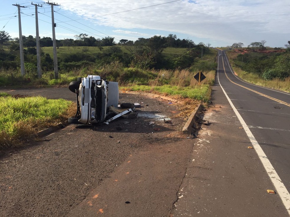 Acidente ocorreu na Rodovia Ângelo Rena, em Presidente Prudente (Foto: Tiago Rodrigues/TV Fronteira)