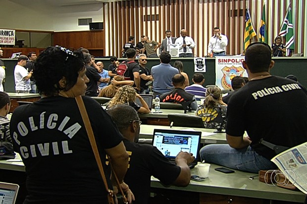 Policiais civis em greve, em Goiânia (Foto: Reprodução/TV Anhanguera)