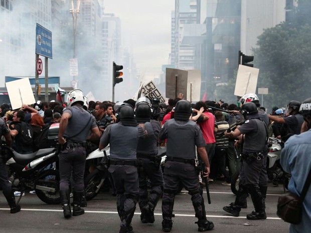 Polícia lança bomba contra manifestantes na Avenida Paulista (Foto: Marcelo Brandt/G1)