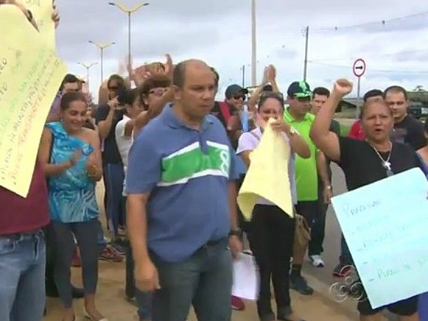 Professores da Escola Estadual Eldah Bitton Telles da Rocha, em caminhada (Foto: Reprodução/TV Amazonas)