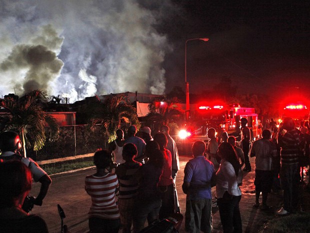 Bombeiros combatem incêndio numa em Kingston, na Jamaica, nesta sexta; o incêndio, que destruiu a casa, foi iniciado num gerador usado após o apagão causado pela passagem do furacão Sandy (Foto: Gilbert Bellamy/Reuters )