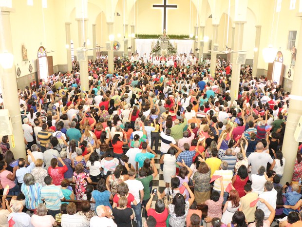 Igreja ficou lotada para a missa solene (Foto: Marcelino Neto/G1)