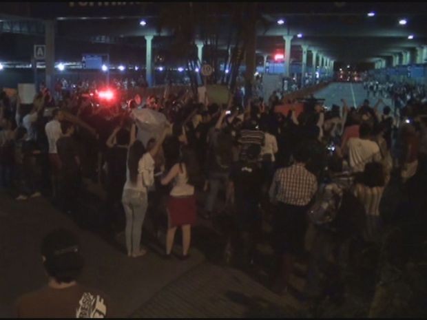 Manifestantes entraram no Terminal Central de Integração durante protesto em Piracicaba (Foto: Reprodução EPTV)