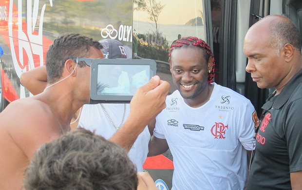 Adryan e Love posam para fotos com torcedores após treino do Flamengo na praia (Foto: Richard Souza / Globoesporte.com)