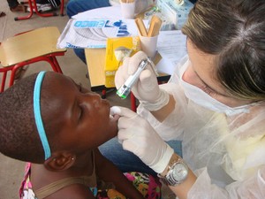 Crianças receberam atendimento odontológico (Foto: Camilla Salomão/Arquivo Pessoal)