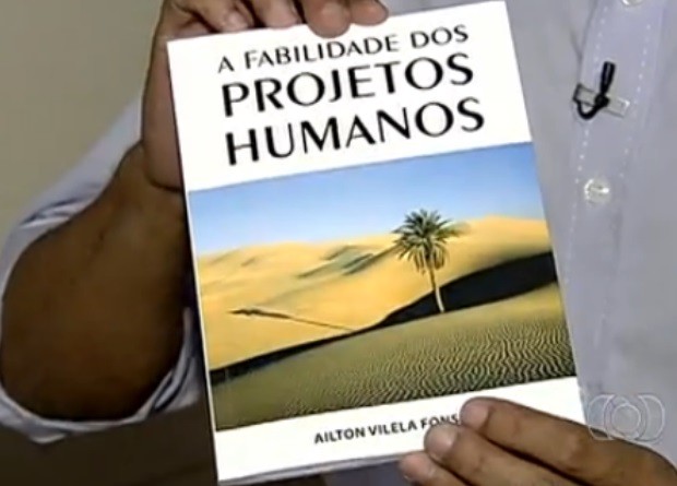 Livro de 89 páginas foi lançado em Goiânia, Goiás (Foto: Reprodução/ TV Anhanguera)