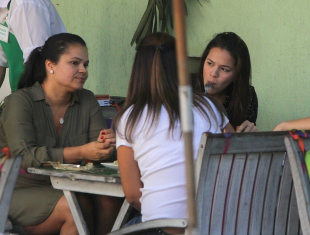 Bruna Marquezine almoça em restaurante da Barra (Foto: Delson Silva / AgNews)