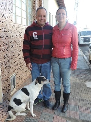 Casal e o cachorro de estimação Bob (Foto: Wilton Tormena/ G1) Casal e o cachorro de estimação Bob (Foto: Wilton Tormena/ G1)
