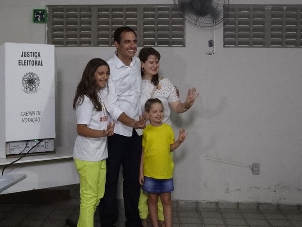No Recife, Paulo Câmara chega ao local de votação com a esposa, a juíza Ana Luiza, e as filhas (Foto: Katherine Coutinho/G1) No Recife, Paulo Câmara chega ao local de votação com a esposa, a juíza Ana Luiza, e as filhas (Foto: Katherine Coutinho/G1)