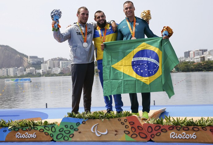 Caio Ribeiro pódio bronze canoagem velocidade KL3 paralimpíada rio 2016 (Foto: Reuters)
