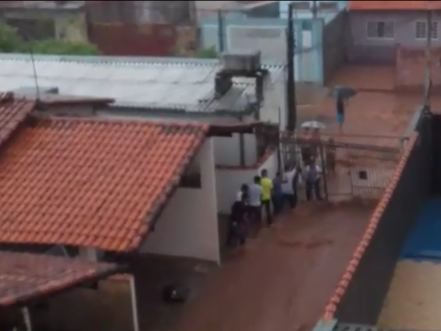 Após 4 dias, moradores do Jardim Carolina sofrem com a chuva. (Foto: Tamires Silva) Após 4 dias, moradores do Jardim Carolina sofrem com a chuva. (Foto: Tamires Silva)