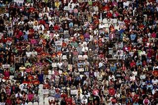 Fãs no estádio (Foto: Alfredo Estrella/AFP)