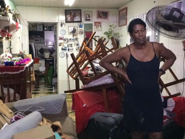 Moradora de viamão com móveis empilhados dentro de casa (Foto: Juliano Posada/RBS TV) Moradora de viamão com móveis empilhados dentro de casa (Foto: Juliano Posada/RBS TV)
