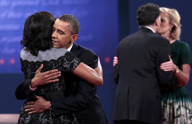 Após o debate, Obama abraça Michelle, e Romney abraça Ann (Foto: AFP)