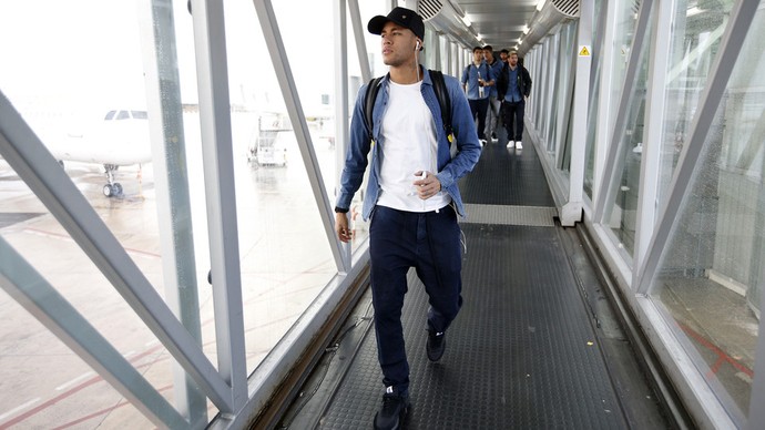 Neymar em aeroporto de Barcelona (Foto: Miguel Ruiz / Barcelona)