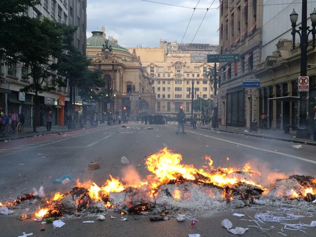 Fogo em lixo na rua que dá acesso do Theatro Municipal, no Centro de SP (Foto: Marcelo Brandt/G1)