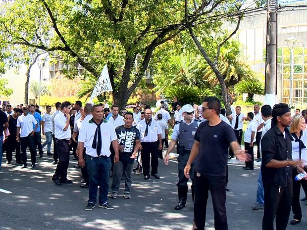 Protesto de taxistas fechou parcialmente a avenida da frente da Prefeitura de Vitória (Foto: Reprodução/ TV Gazeta) Protesto de taxistas fechou parcialmente a avenida da frente da Prefeitura de Vitória (Foto: Reprodução/ TV Gazeta)