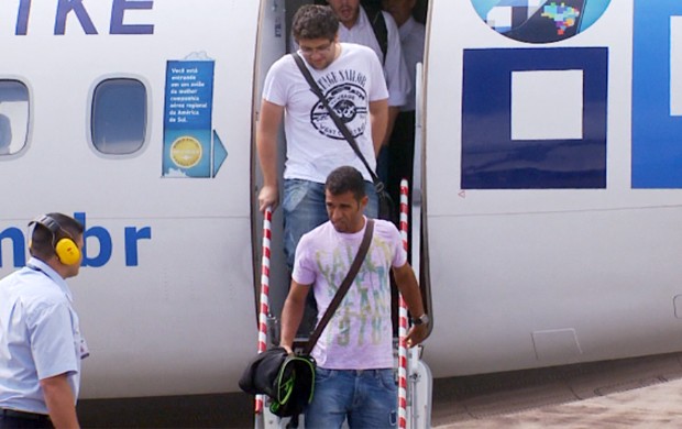 Carlos Magno (camiseta rosa) foi flagrado no aeroporto de Varginha (Foto: Reprodução EPTV)