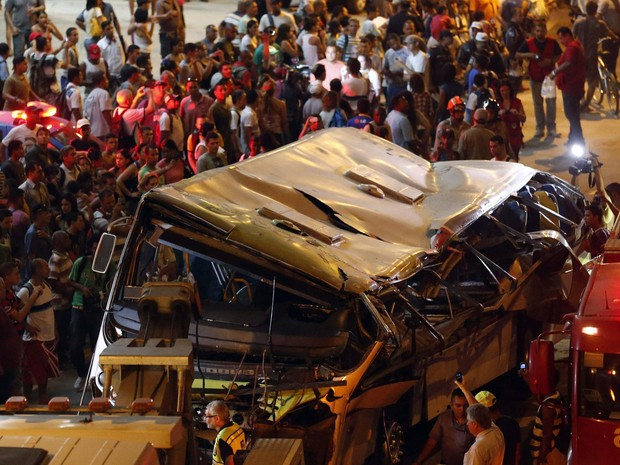 Ônibus caiu de um viaduto deixando 7 mortos e 11 feridos no Rio de Janeiro. (Foto: Sergio Moraes/Reuters)