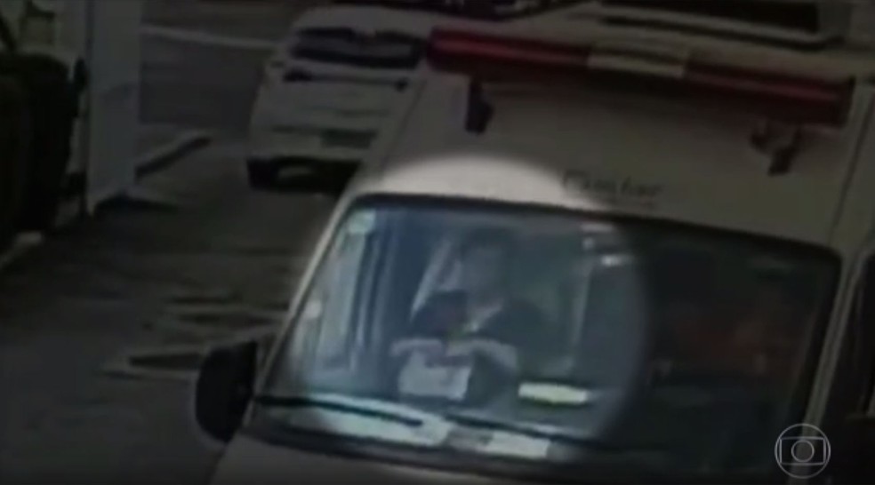 Médica rasga papéis na ambulância antes de ir embora (Foto: Reprodução/Globo)