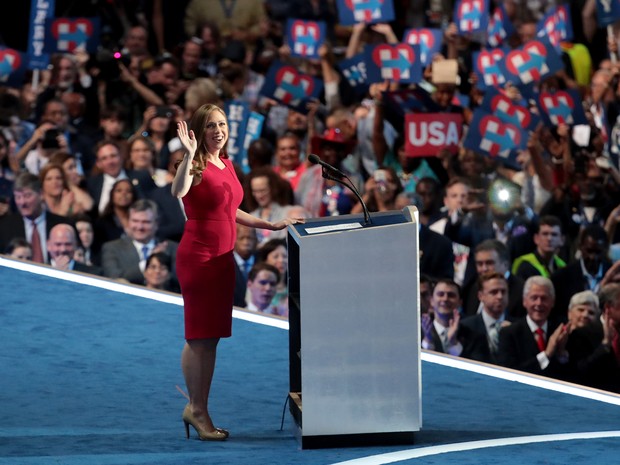Chelsea Clinton fala durante Convenção Democrata para apresentar sua mãe Hillary Clinton (Foto: Drew Angerer / GETTY IMAGES NORTH AMERICA / AFP)