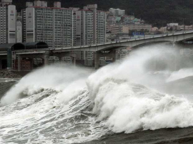 Ondas gigantes do tufão 'Bolaven' chegam à cidade portuária de Busan, na Coreia do Sul. Tormenta chegará a Seul nesta terça-feira (28).  (Foto: Kim Sun-ho / Yonhap / AP Photo)