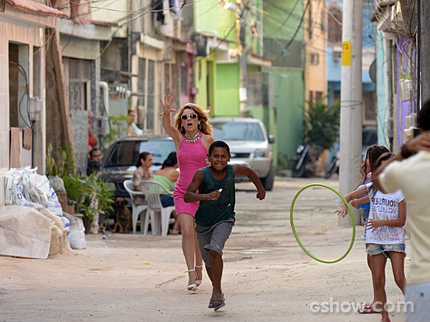 Pamela é assaltada por um menino na comunidade (Foto: Raphael Dias / TV Globo)