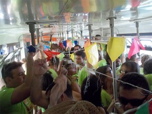 Trem vai e volta de Galante lotado de forrozeiros (Foto: Rafael Melo/G1)