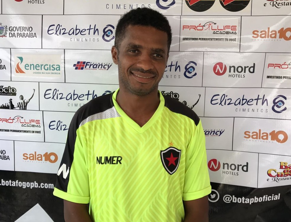 Marcinho está no Botafogo-PB desde o início do ano passado e espera um desempenho ainda melhor na Série C de 2017 (Foto: Lucas Barros / GloboEsporte.com)