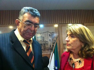 Dagô em conversa com a procuradora do Município Marluce Carvalho (Foto: Caroline Holder/G1)