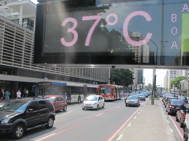 Termômetro de rua da Paulista registra 37 graus na tarde desta sexta-feira  (Foto: Paulo Toledo Piza/G1)