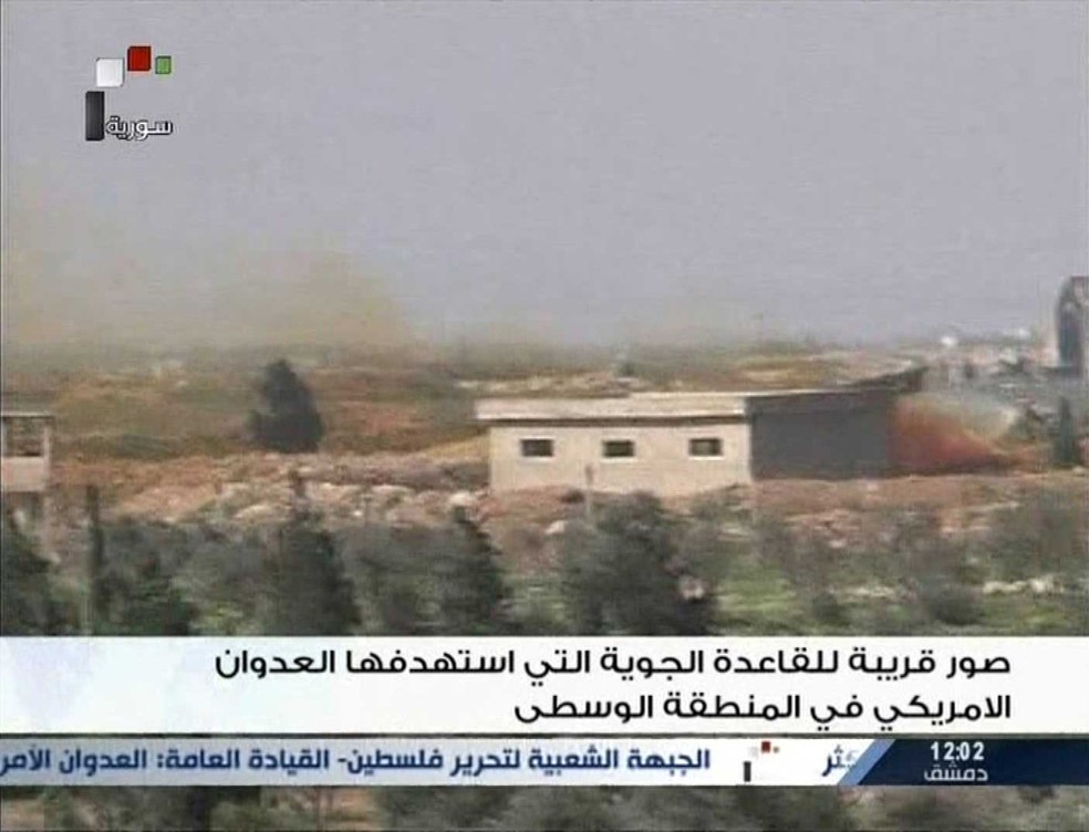 Imagem divulgada pela TV estatal síria mostra fumaça após ataque dos Estados Unidos à base área síria na quinta-feira (7) (Foto: Syrian TV via Reuters)