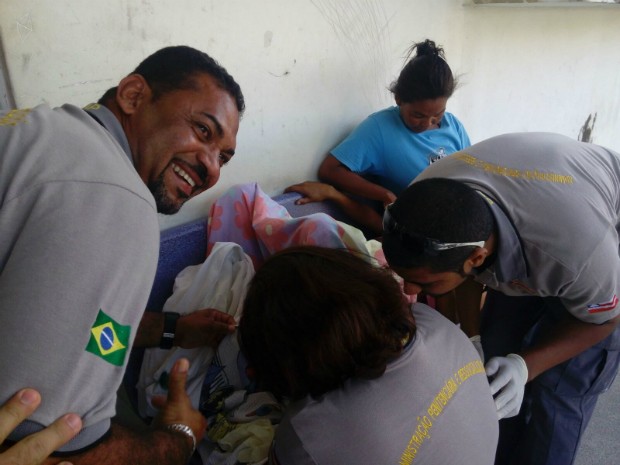 Três agentes fizeram o atendimento à mulher e realizaram o parto (Foto: Divulgação/Seap)