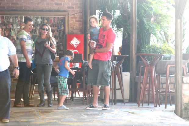 Danielle Winits com o namorado e os filhos no Porcão (Foto: Delson Silva/ Ag. News)
