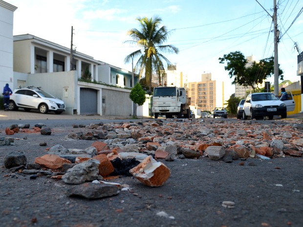 G1 Após rompimento de adutora bairros ficam 24 h sem água em