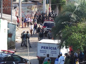 Homem foi morto por PM no começo da manhã no Morro Santa Tereza (Foto: João Laud/RBS TV)