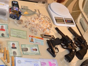 Crack e armas estão entre produtos apreendidos (Foto: Walter Paparazzo/G1)