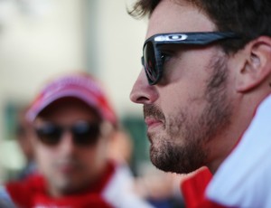 Felipe Massa observa Fernando Alonso no fim de semana do GP da Austrália (Foto: Getty Images)
