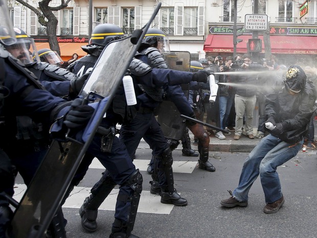 Policiais entram em confronto com manifestantes perto da Praça da República, em Paris, após o cancelamento de uma marcha pelo clima. A cidade sedia a Conferência Mundial de Mudanças Climáticas 2015 (COP21) (Foto: Eric Gaillard/Reuters)