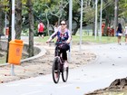 Toda agasalhada, Adriana Birolli anda de bicicleta no Rio