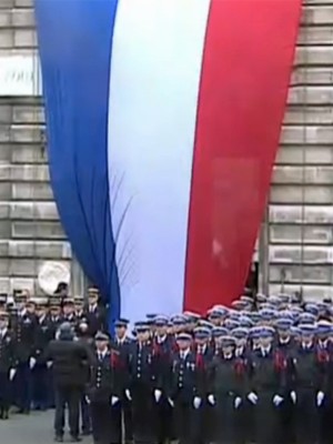 AO VIVO: França faz homenagem 
a policiais mortos em ataques (Reprodução/TV Globo)