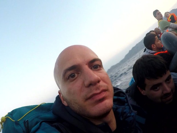 Hassan, professor de inglês sírio, gravou o momento em que seu bote afundou no Mediterrâneo (Foto: BBC)