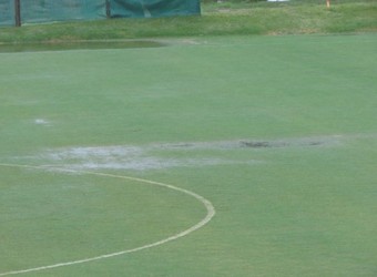 Campo do resort que o Inter está hospedado apresenta poças d'água (Foto: Tomás Hammes/ GloboEsporte.com)
