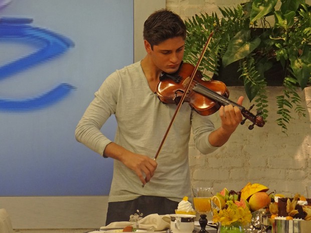 Daniel Rocha toca violino para Ana Maria (Foto: Mais Você / TV Globo)