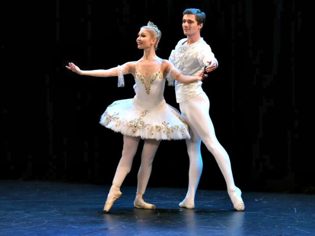 Todos os bailarinos que se apresentam durante o espetáculo participaram de escolas conceituadas como Bolshoi, Kirov Ballet, Moscou e Kremlin (Foto: Ares Soares-Unifor/Divulgação)