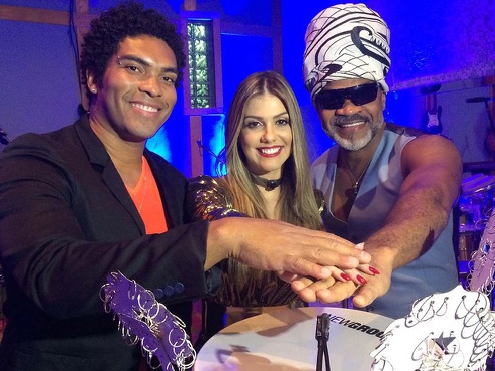 Millane Hora com Denny e Carlinhos Brown, quando foi anunciada como cantora da Timbalada (Foto: Ana Valéria/ TV Bahia)