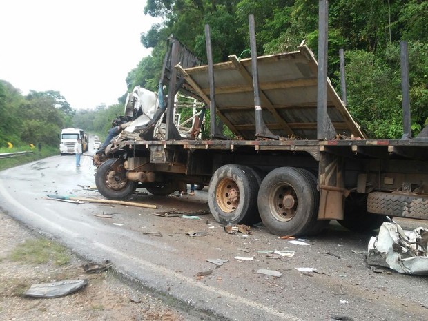 Batida entre caminhões aconteceu na SP-250 (Foto: Arquivo pessoal/Luiz Carlos de Almeida)
