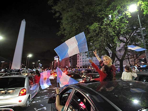 Simpatizantes de Macri festejam no centro de Buenos Aires (Foto: Emiliano Lasalvia / AFP Photo)